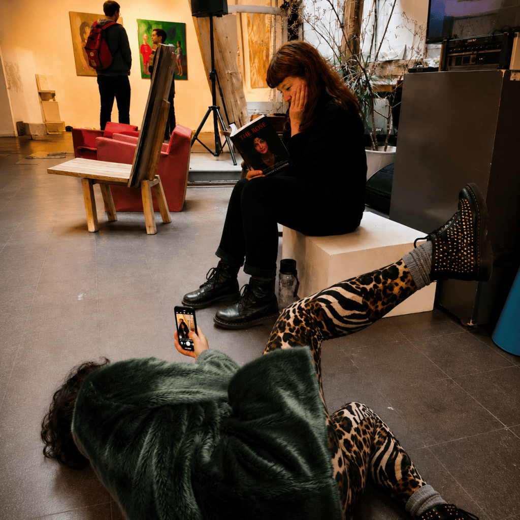 Carolien reading The Rose and Carolina Casanova is lying on the floor like paparazzi.